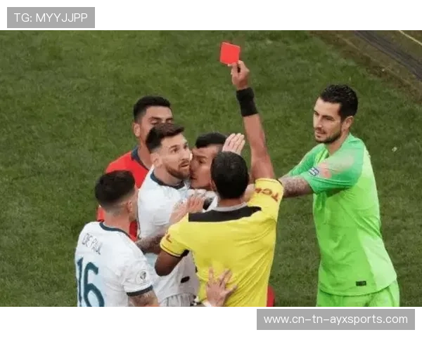 世界杯赛场：那枚红牌背后究竟隐藏了什么？
